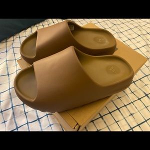 Yeezy slides (core) size 6
